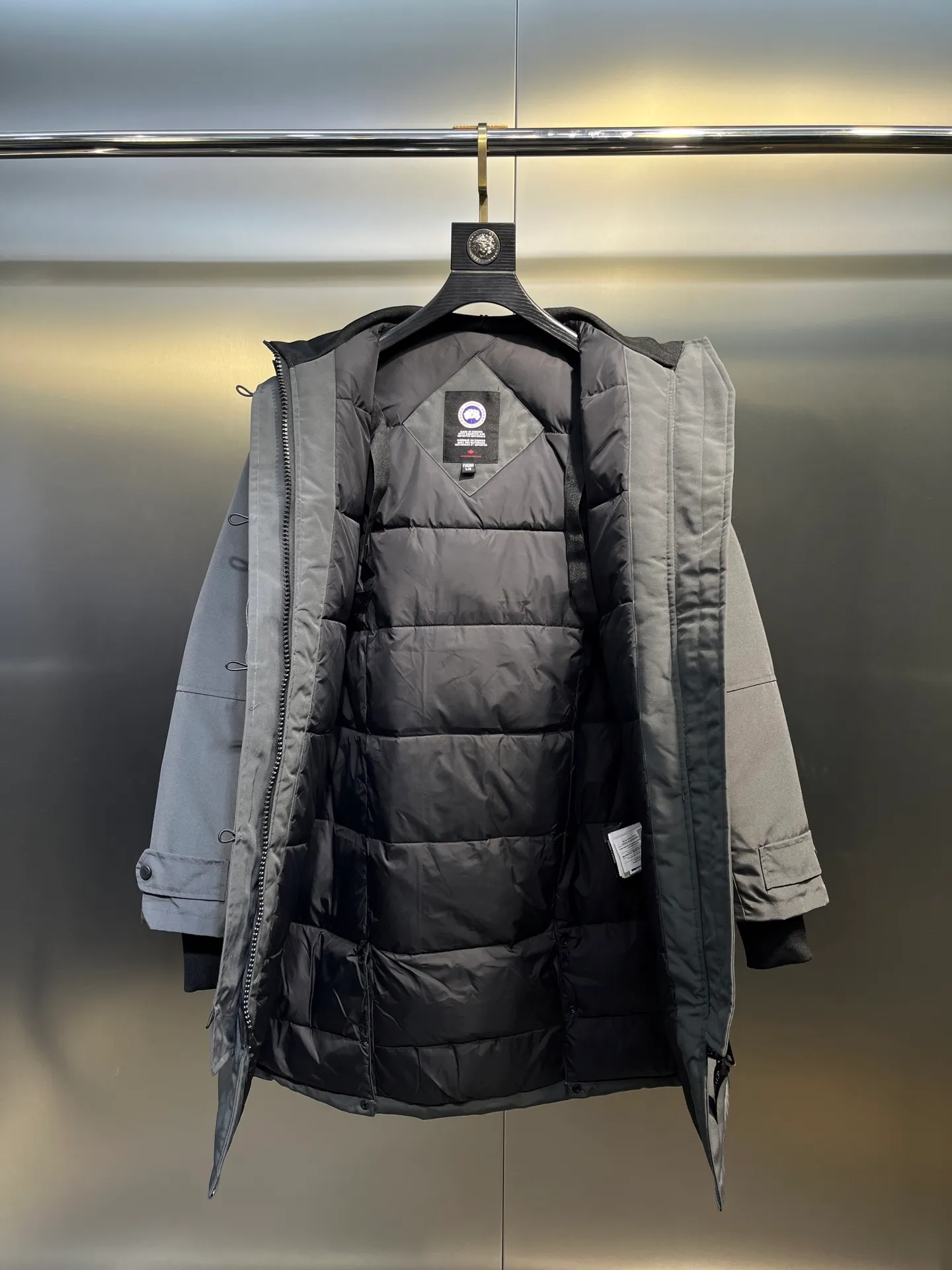 P860 🇨🇦CANADA GOOSE 12 women's models, factory direct supply: supplying global purchasing agents, micro-businesses, entities, Tmall, high-end stalls and studios, free shipping! Trillium Parka Women's 12 "popular" women's models are chosen by Arctic and Antarctic scientific expedition teams as winter wear, the Rolls-Royce of down jackets. ➖ Industry-leading anti-counterfeiting chip sensing. ➖ Imported Behringer embroidery machines and customized embroidery labels, the highest level and industry leading. ➖ Imported Korean 21-count polyester-cotton blended original fabric, TC85 waterproof coated fabric, water-repellent, windproof and wear-resistant. ➖ The new national standard 80 white duck down is filled with an average of 520 grams of down. The amount of down filled is industry-leading. ➖ 100% nylon lon lining with double double-layer sealing design to prevent velvet running, seamless thread design on cuffs! ➖ Western Canadian Green Wolf Collar. ➖ Yoshida YKK provides original factory-customized electroplated sliders. YKK two-way lockable zippers are tight and smooth and do not peel off paint. ➖ 3M composite Velcro is durable and the accessories and hardware are all custom-made. Note: Our copywriting is only simple and clear. Instead of bragging about the copywriting, it is better to compare and understand with samples. Only for the purest, most focused, most professional, highest quality, and most cost-effective!  SIZE:S-XXL